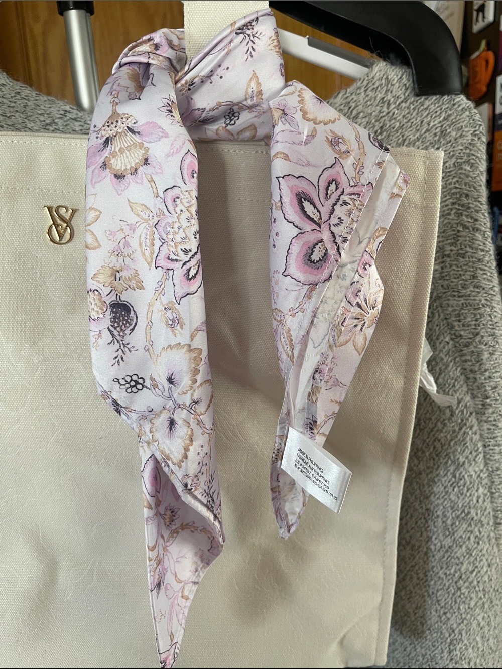 Victoria’s Secret Ivory Tote Bag with Gold Logo Pin Floral Purple Scarf - Picture 4 of 9